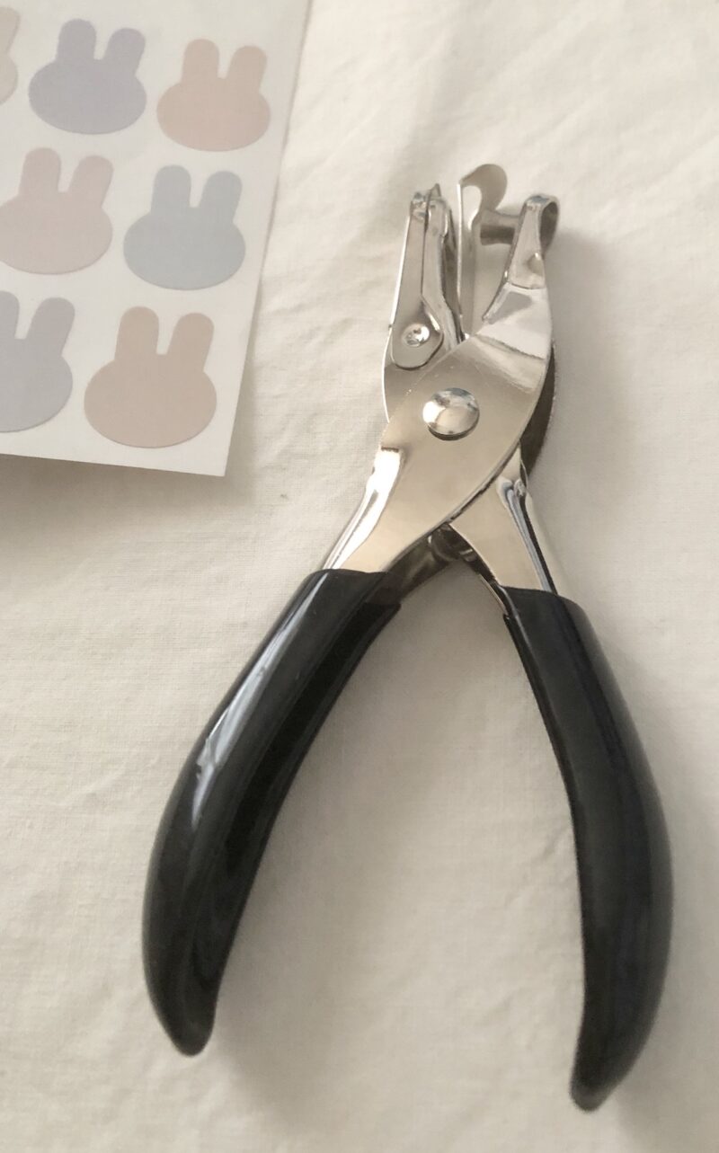 100均で買った穴あけパンチでシールをバインダーに収納