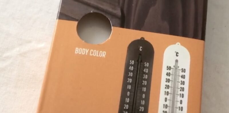 100均セリアで買った、壁に掛けられる温・湿度計 （一般家庭 室内用）