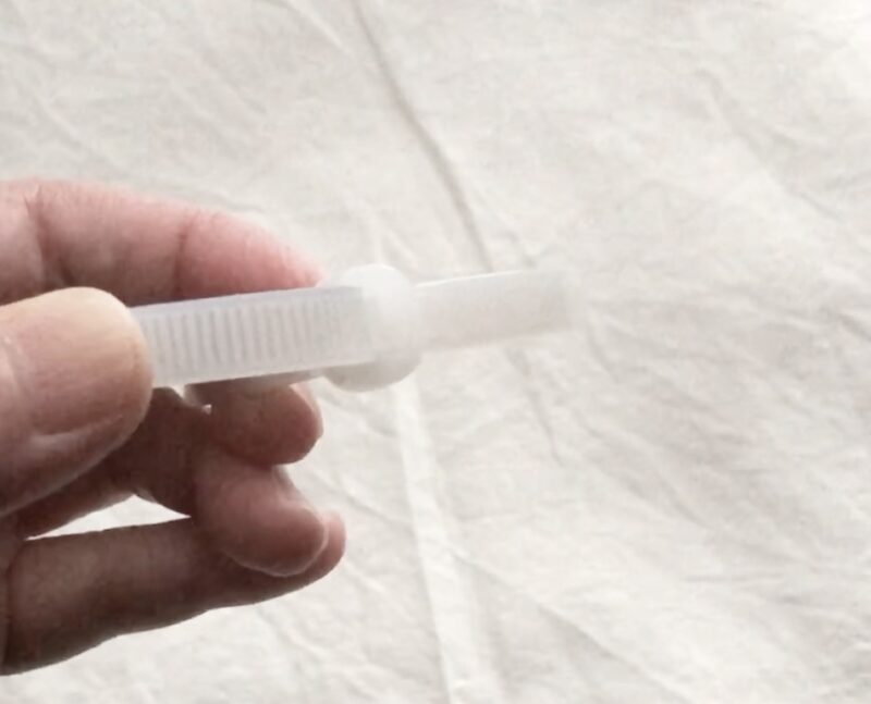 100均セリアで買ったニッパーを使って、結束バンドを外してみた