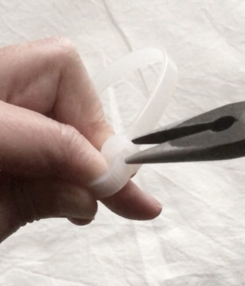 100均セリアで買ったニッパーを使って、結束バンドを外してみた
