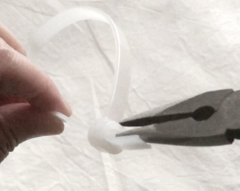 100均セリアで買ったニッパーを使って、結束バンドを外してみた