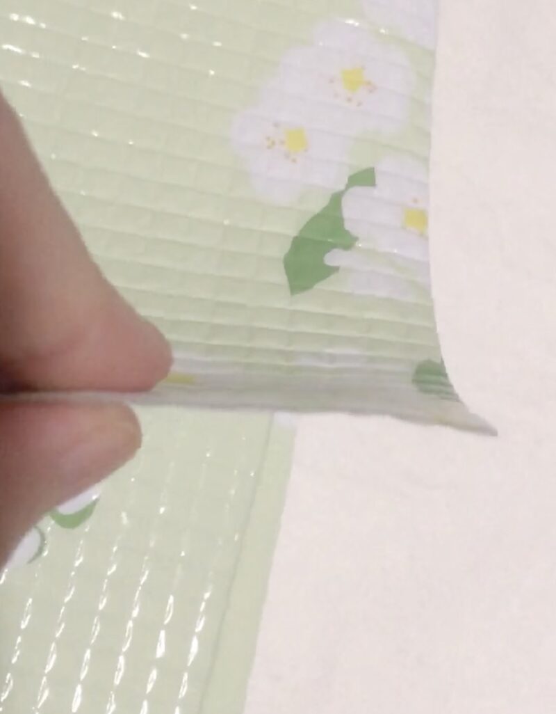 100均ダイソーで買った花柄のレジャーシート