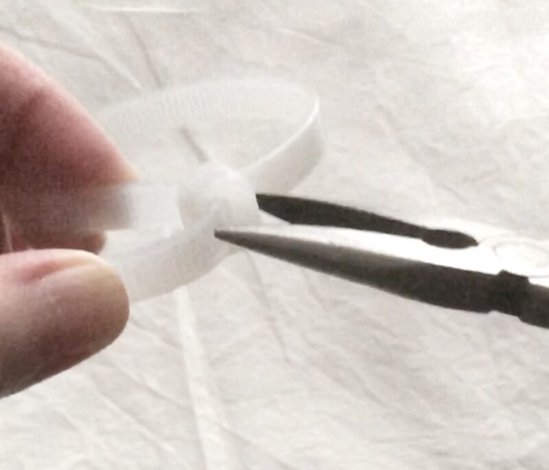 100均セリアで買ったニッパーを使って、結束バンドを外してみた