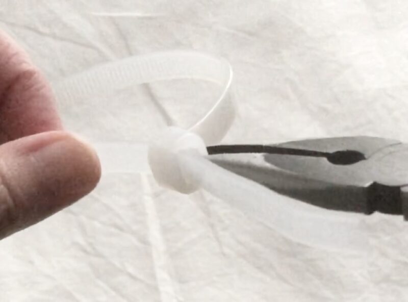 100均セリアで買ったニッパーを使って、結束バンドを外してみた
