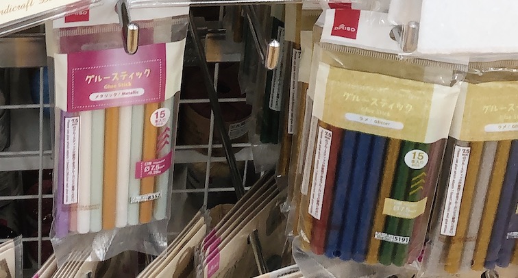 ダイソーのグルーガン売り場
