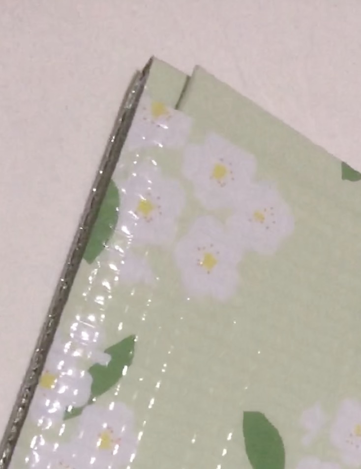 100均ダイソーで買った花柄のレジャーシート