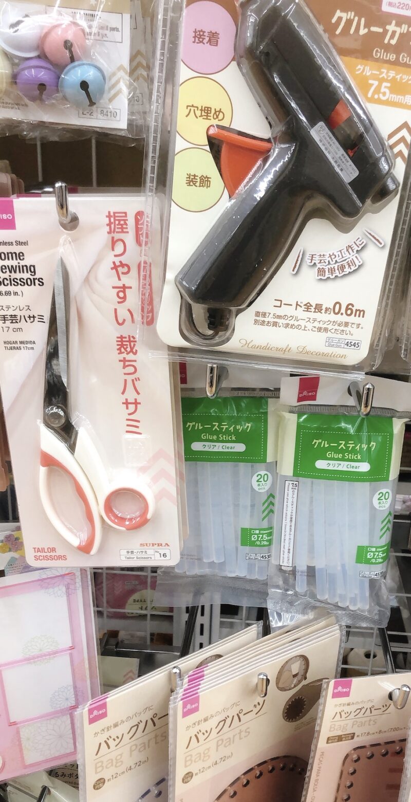 ダイソーのグルーガン売り場