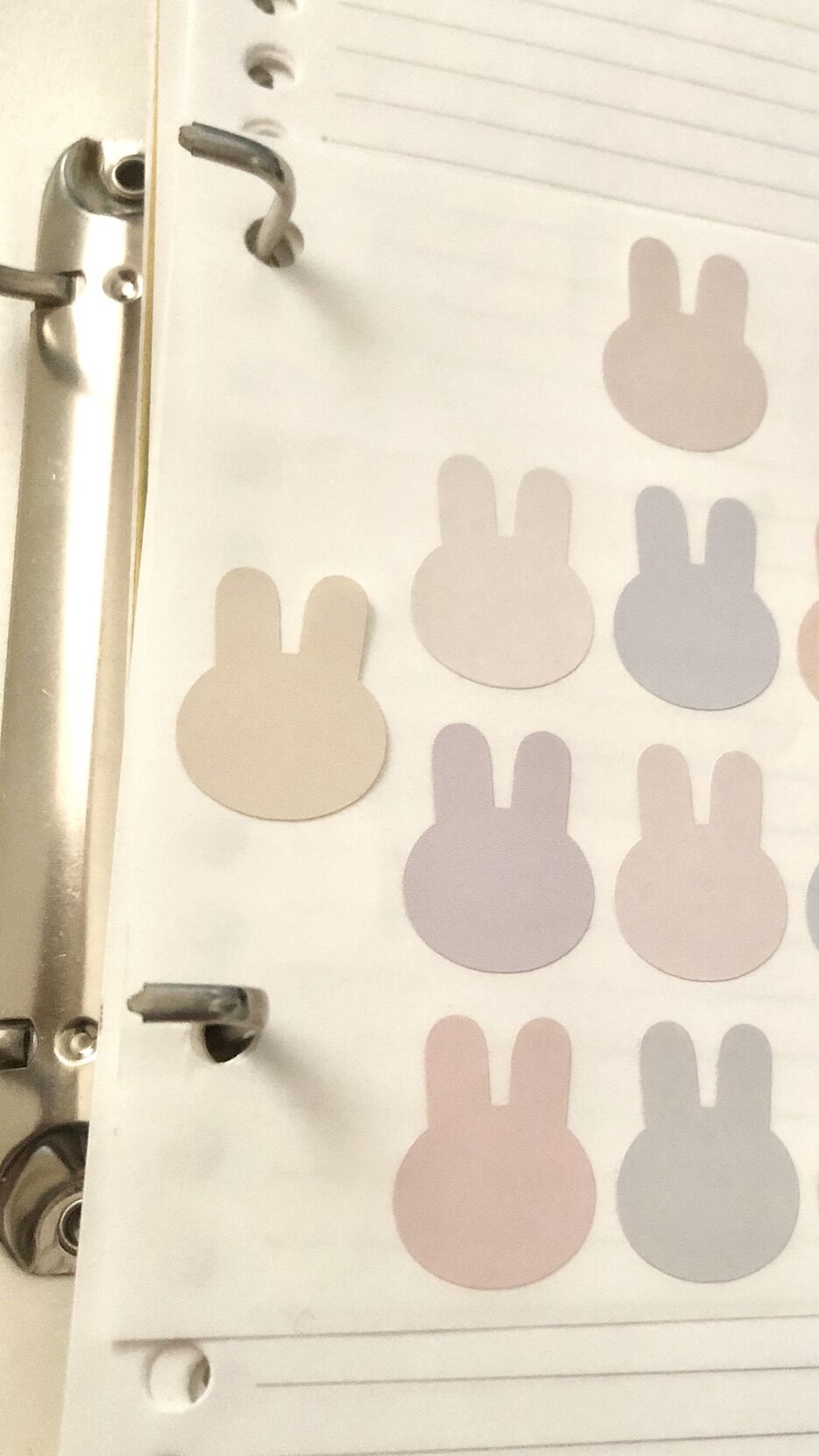100均で買った穴あけパンチでシールをバインダーに収納