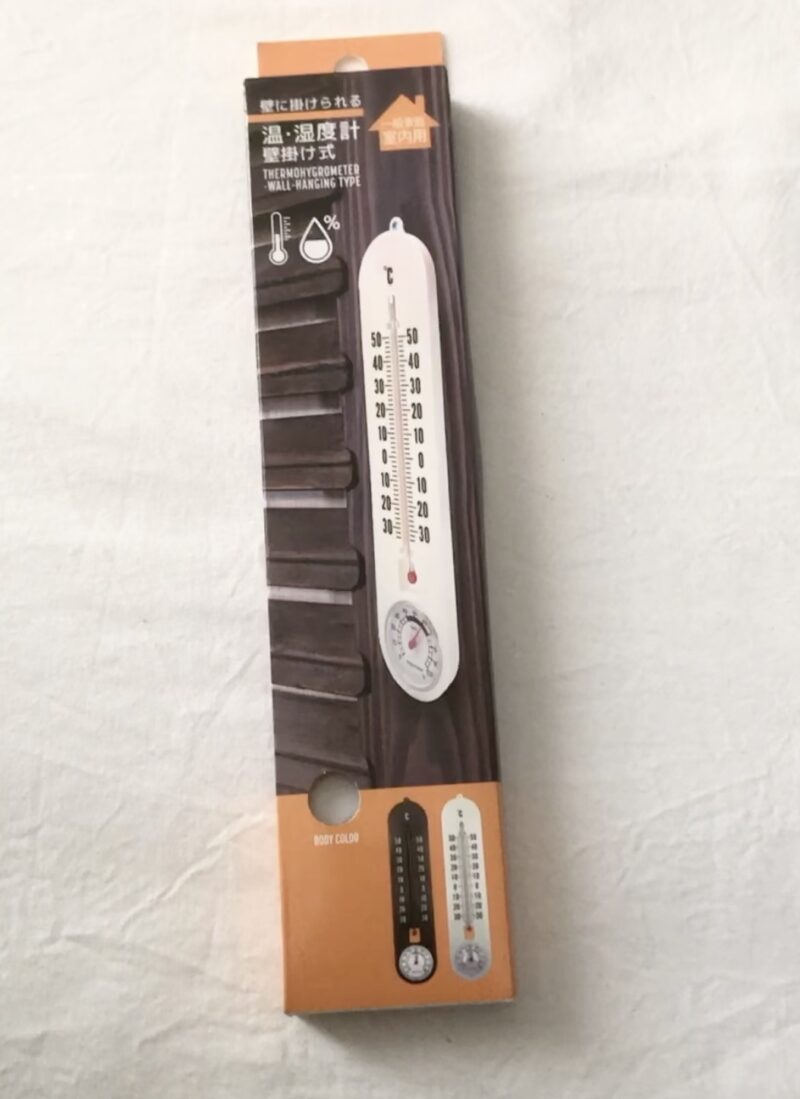 100均セリアで買った、壁に掛けられる温・湿度計 （一般家庭 室内用）