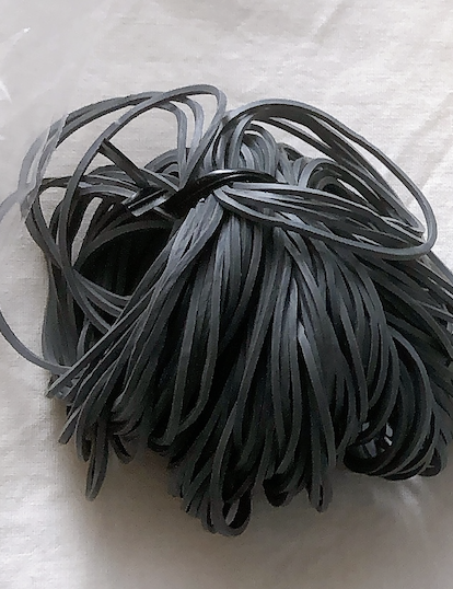 ダイソーで買った黒・白・グレーの輪ゴム