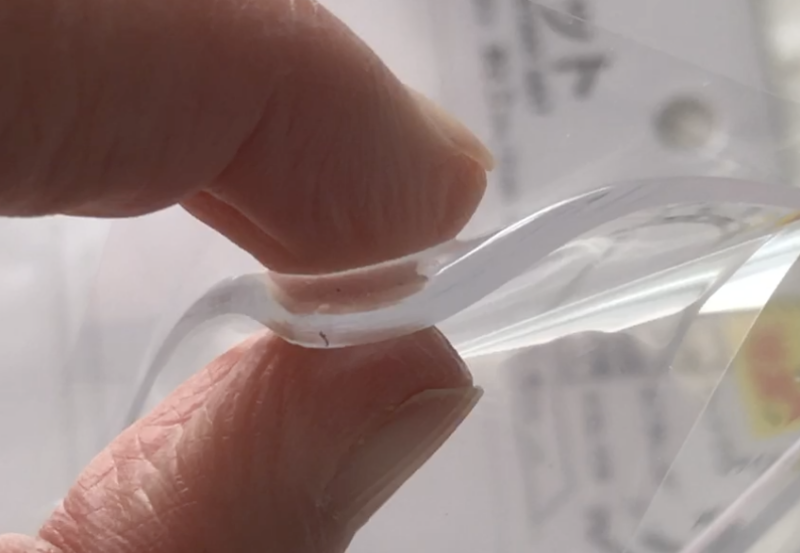 100均ダイソーで購入した耐震マット（クリア、4枚入り）