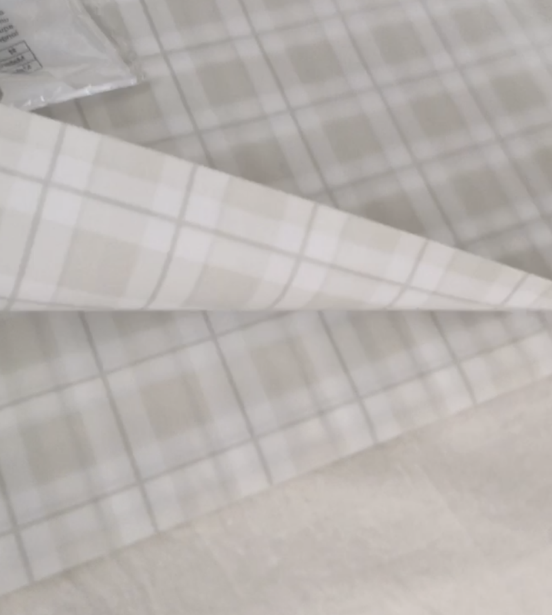 ダイソーで購入したチェック柄のテーブルクロス