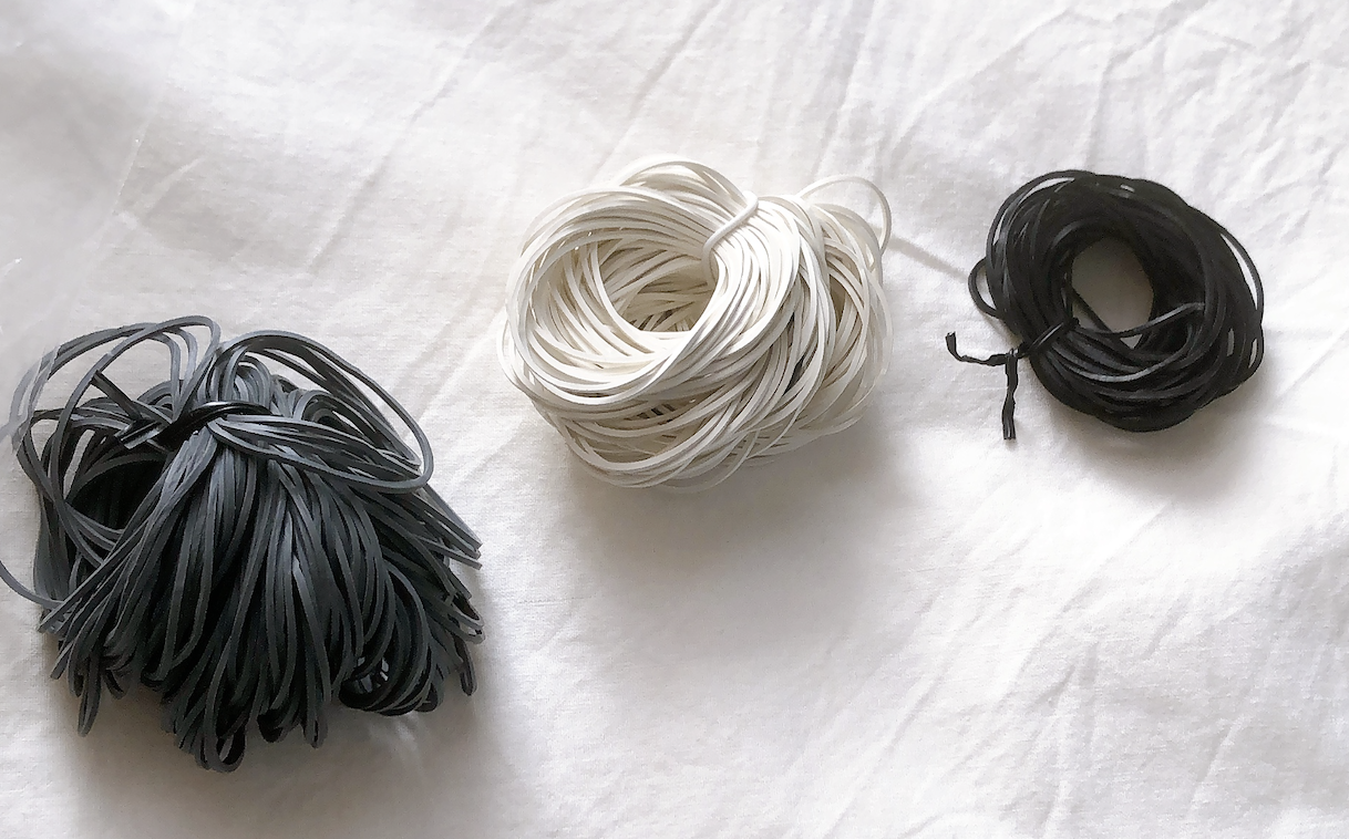 ダイソーで買った黒・白・グレーの輪ゴム