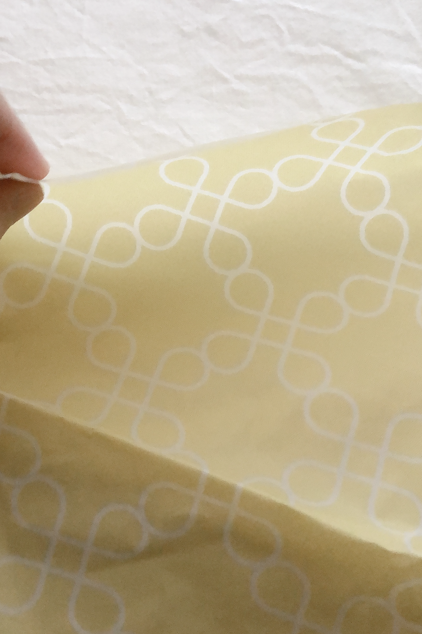 100均ダイソーで買った黄色いテーブルクロス（幾何学）