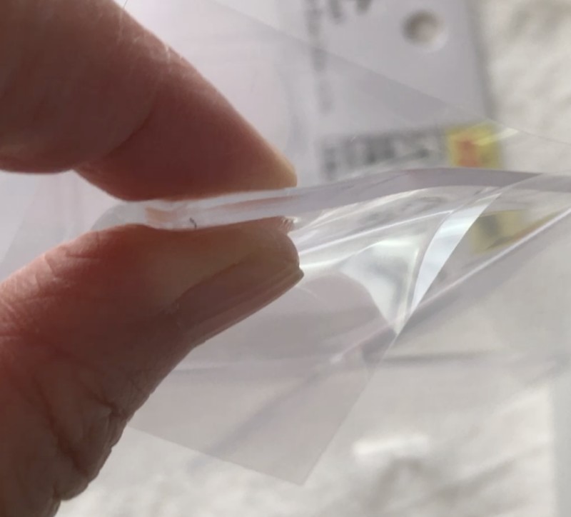 100均ダイソーで購入した耐震マット（クリア、4枚入り）