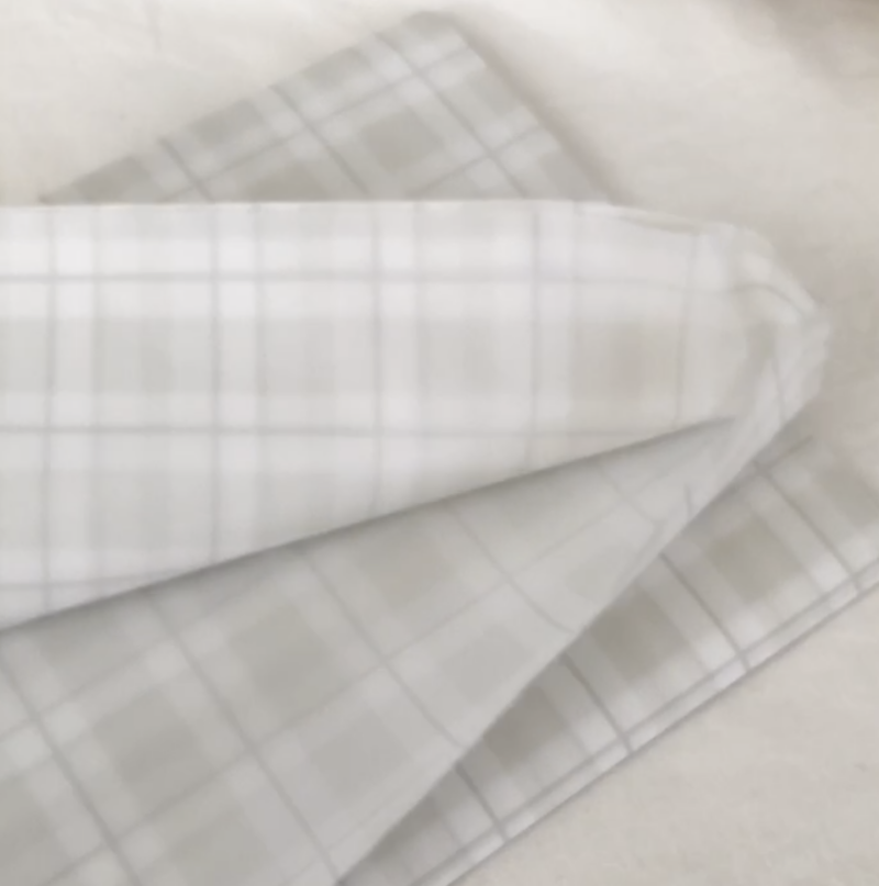 ダイソーで購入したチェック柄のテーブルクロス