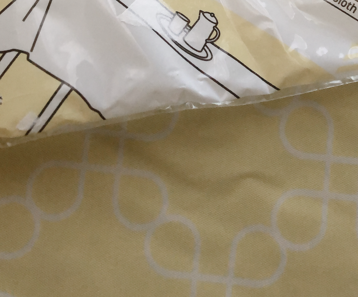 100均ダイソーで買った黄色いテーブルクロス（幾何学）