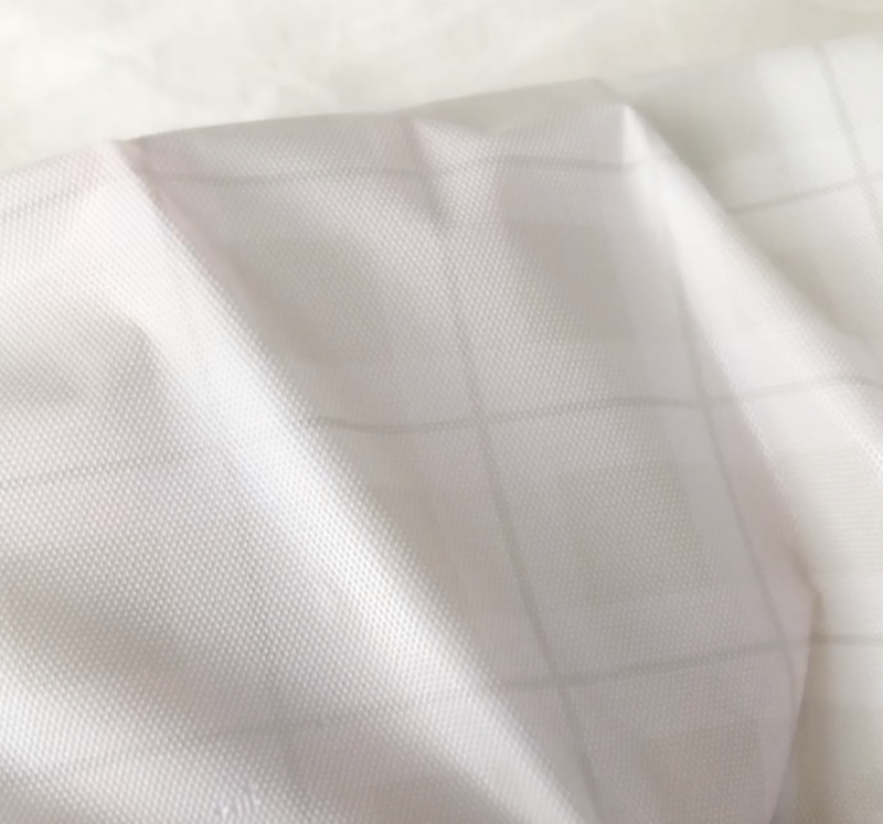 ダイソーで購入したチェック柄のテーブルクロス