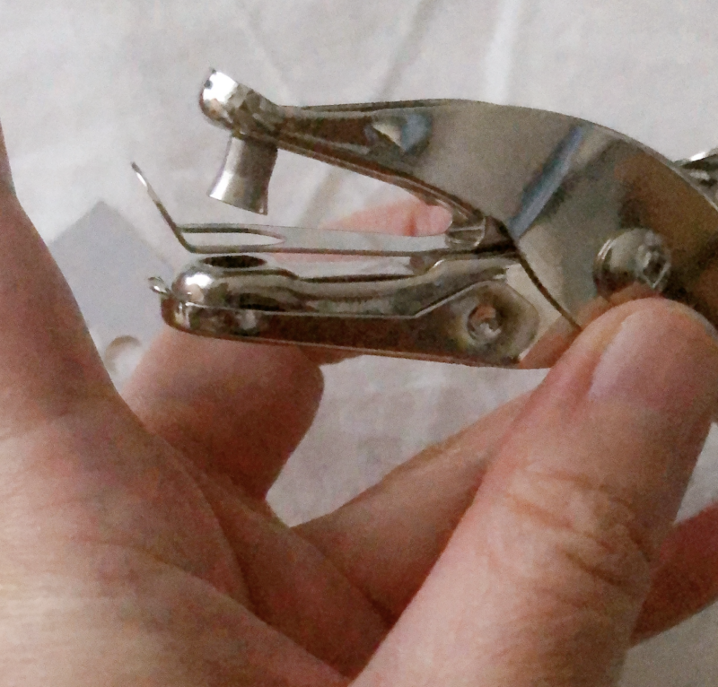 100均ダイソーで買った1穴ハンドパンチを使ってみた