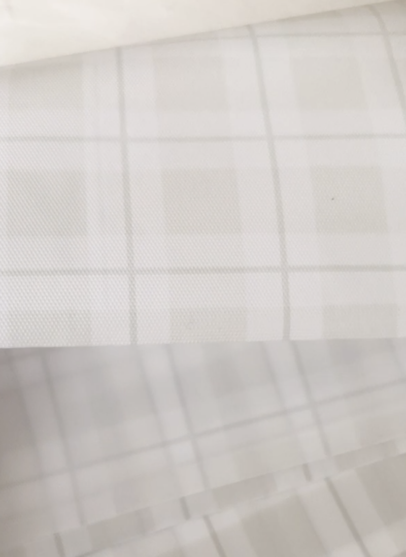 ダイソーで購入したチェック柄のテーブルクロス