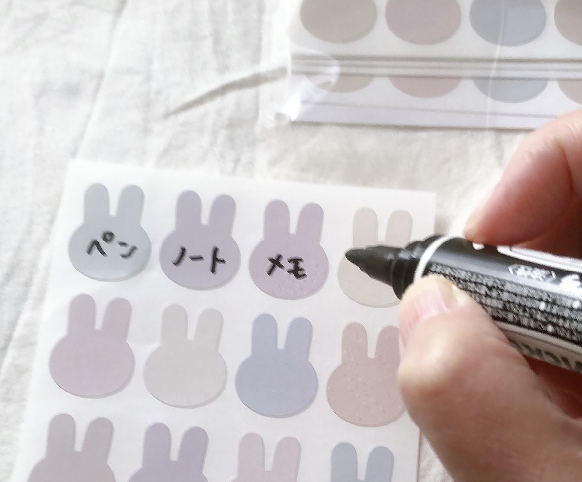 セリアで購入したウサギシールを、ラベルシールにしてみる