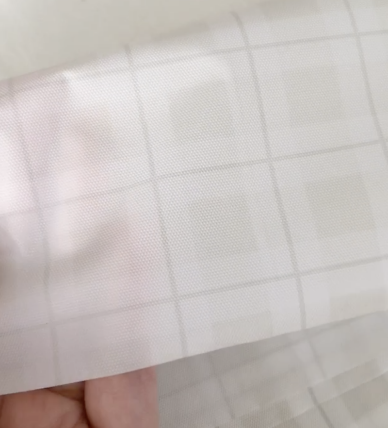 ダイソーで購入したチェック柄のテーブルクロス