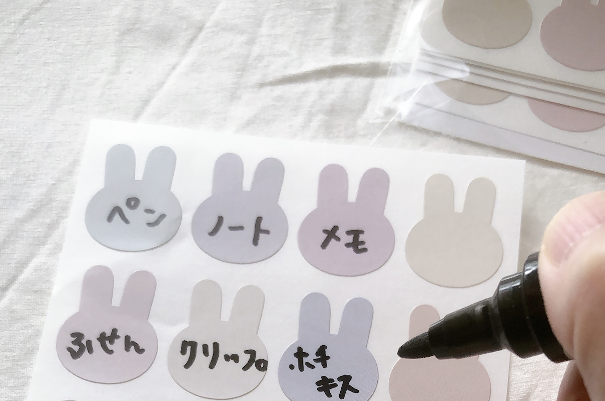 セリアで購入したウサギシールを、ラベルシールにしてみる