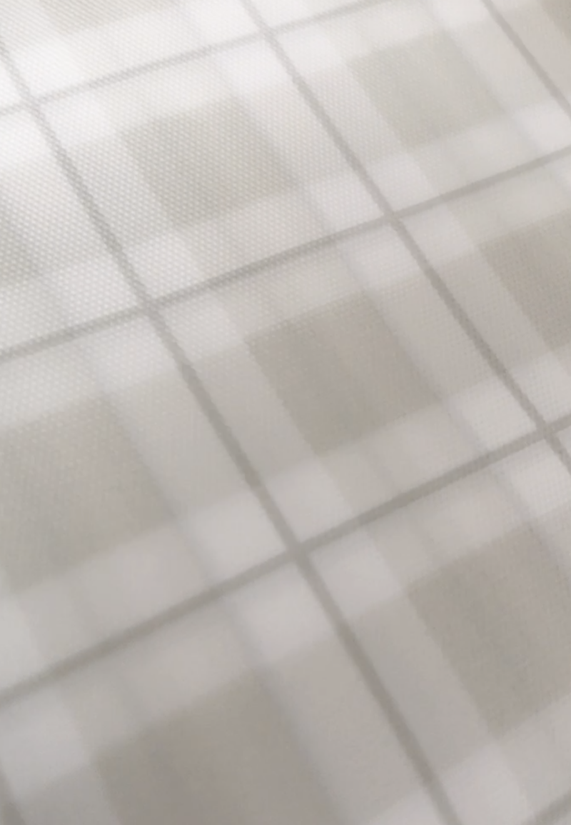 ダイソーで購入したチェック柄のテーブルクロス