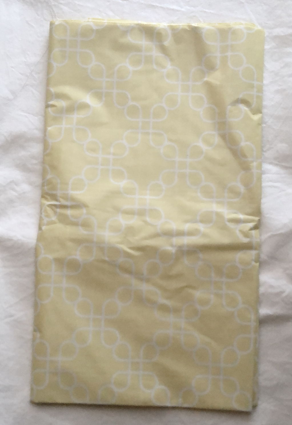 100均ダイソーで買った黄色いテーブルクロス（幾何学）