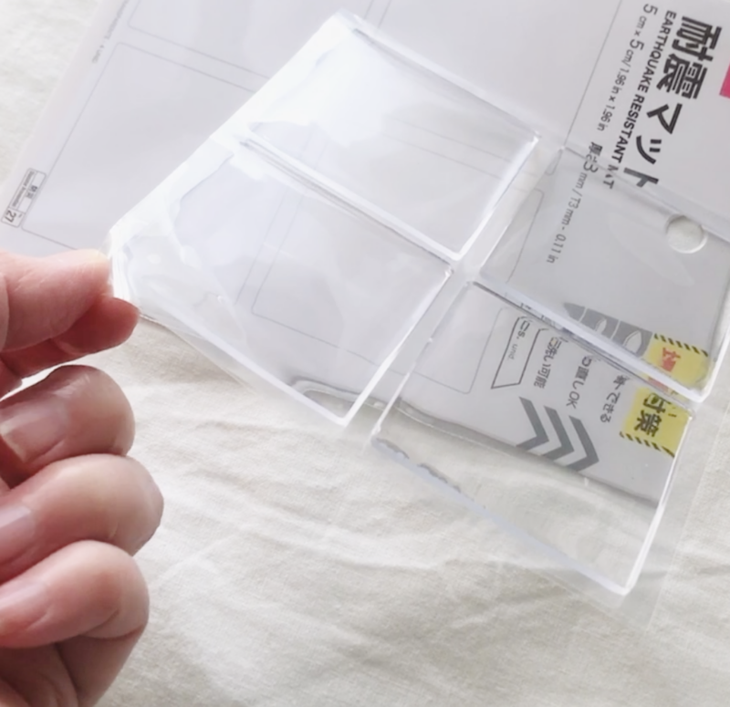 100均ダイソーで購入した耐震マット（クリア、4枚入り）