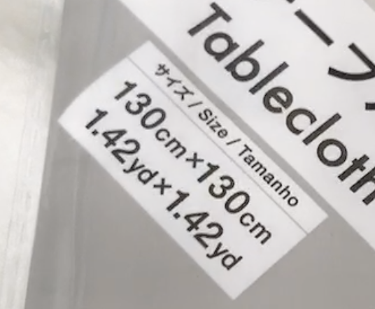 ダイソーで購入したチェック柄のテーブルクロス