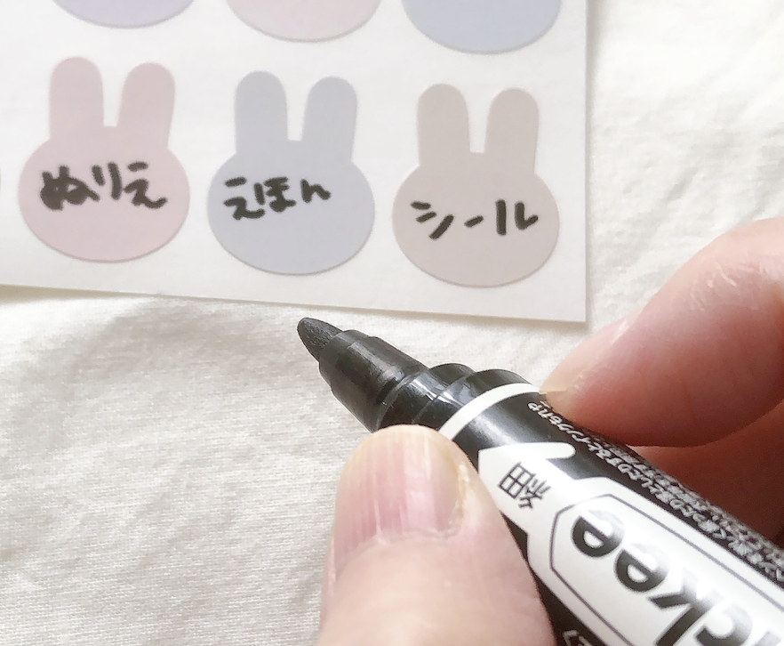 セリアで購入したウサギシールを、ラベルシールにしてみる