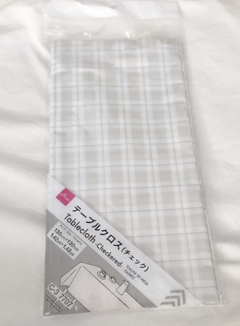 ダイソーで購入したチェック柄のテーブルクロス