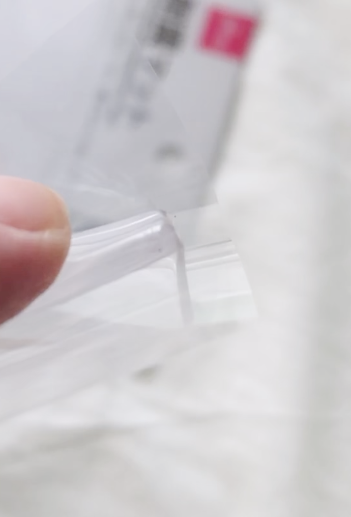 100均ダイソーで購入した耐震マット（クリア、4枚入り）