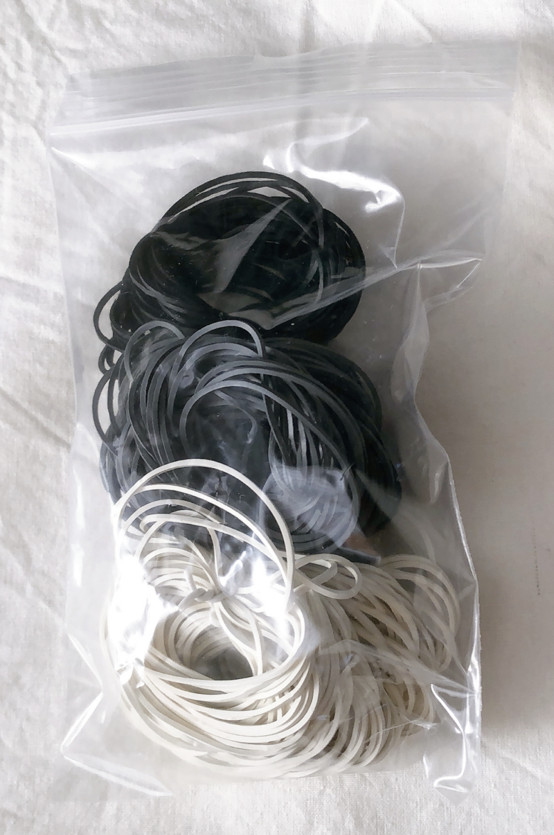 ダイソーで買った黒・白・グレーの輪ゴム