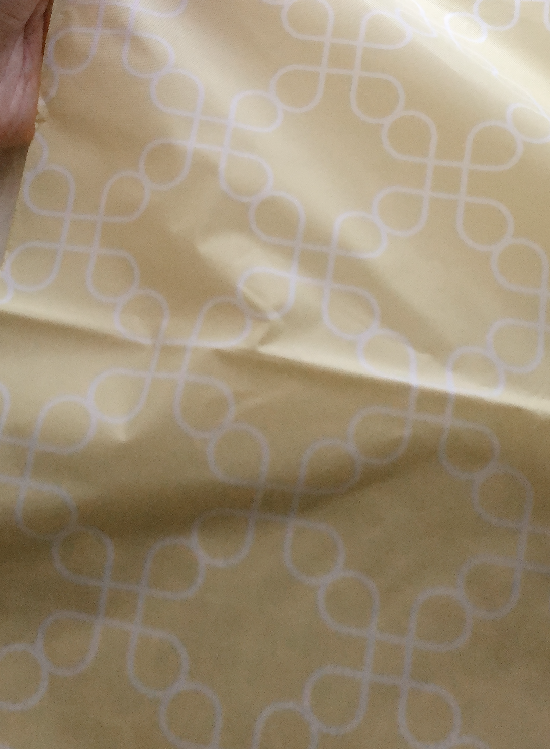 100均ダイソーで買った黄色いテーブルクロス（幾何学）