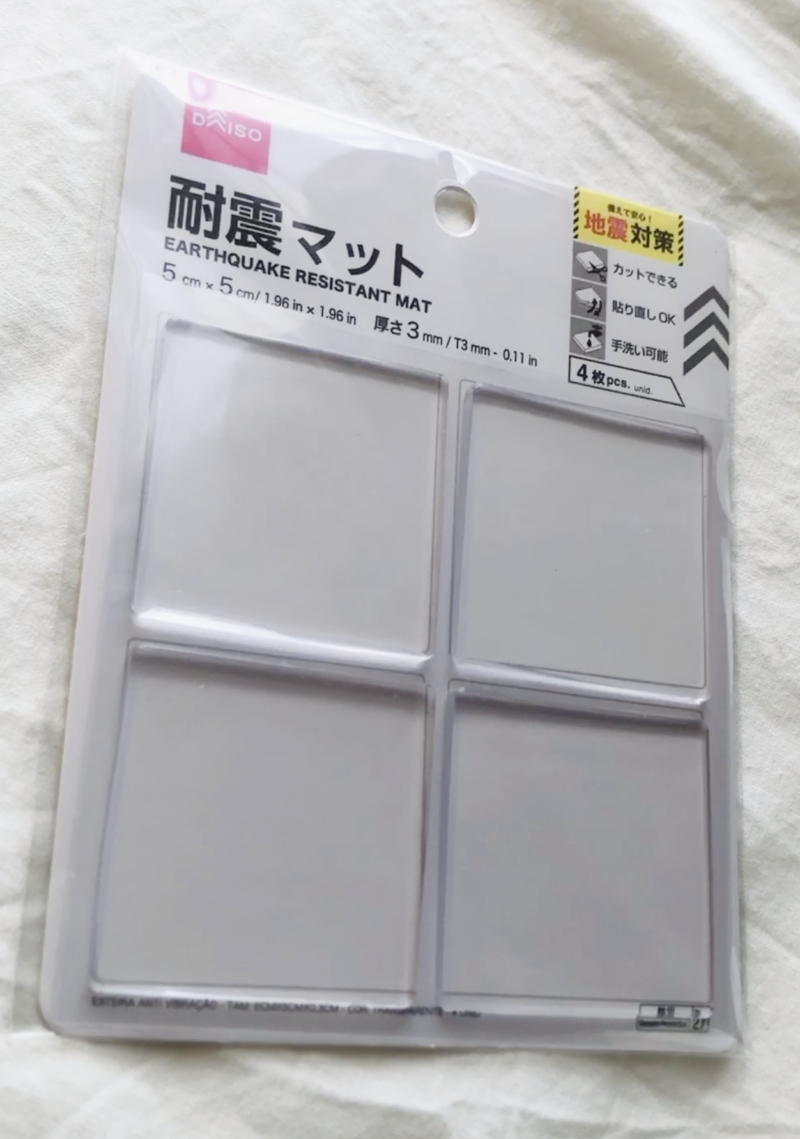 100均ダイソーで購入した耐震マット（クリア、4枚入り）