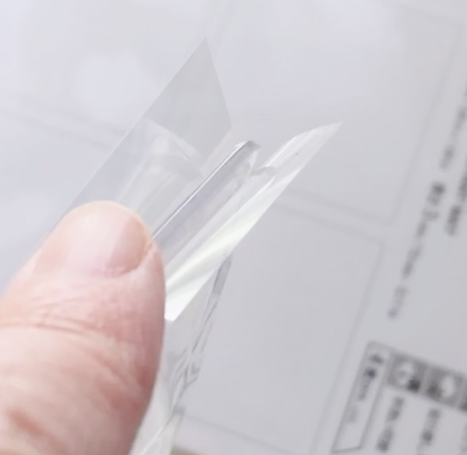 100均ダイソーで購入した耐震マット（クリア、4枚入り）