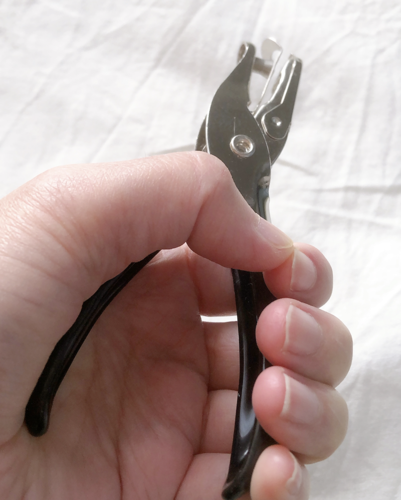100均ダイソーで買った1穴ハンドパンチを使ってみた