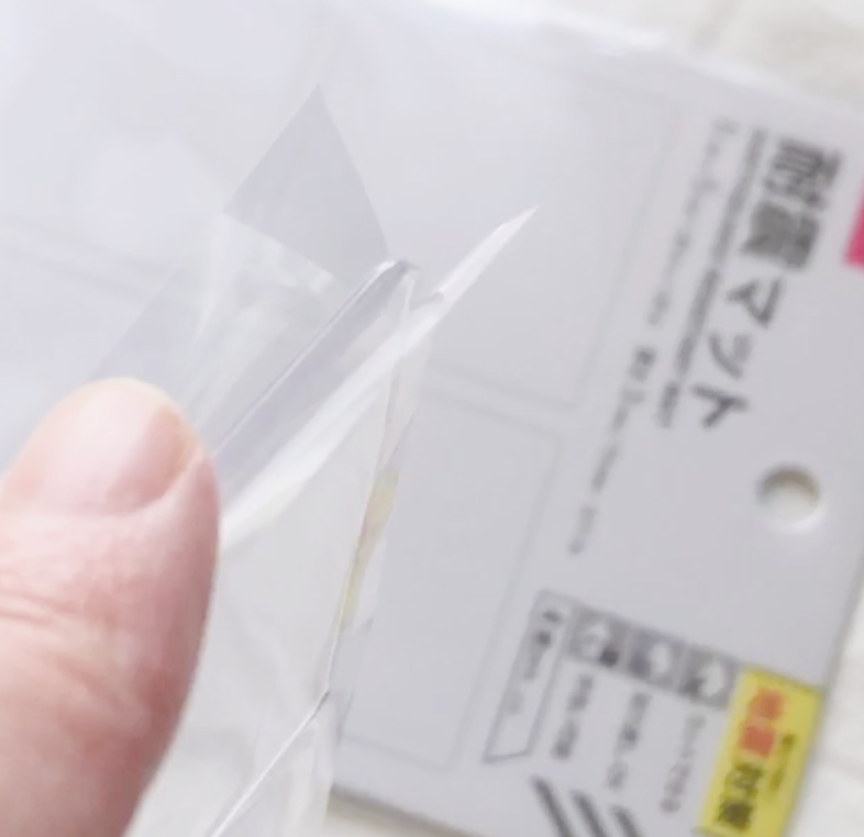 100均ダイソーで購入した耐震マット（クリア、4枚入り）