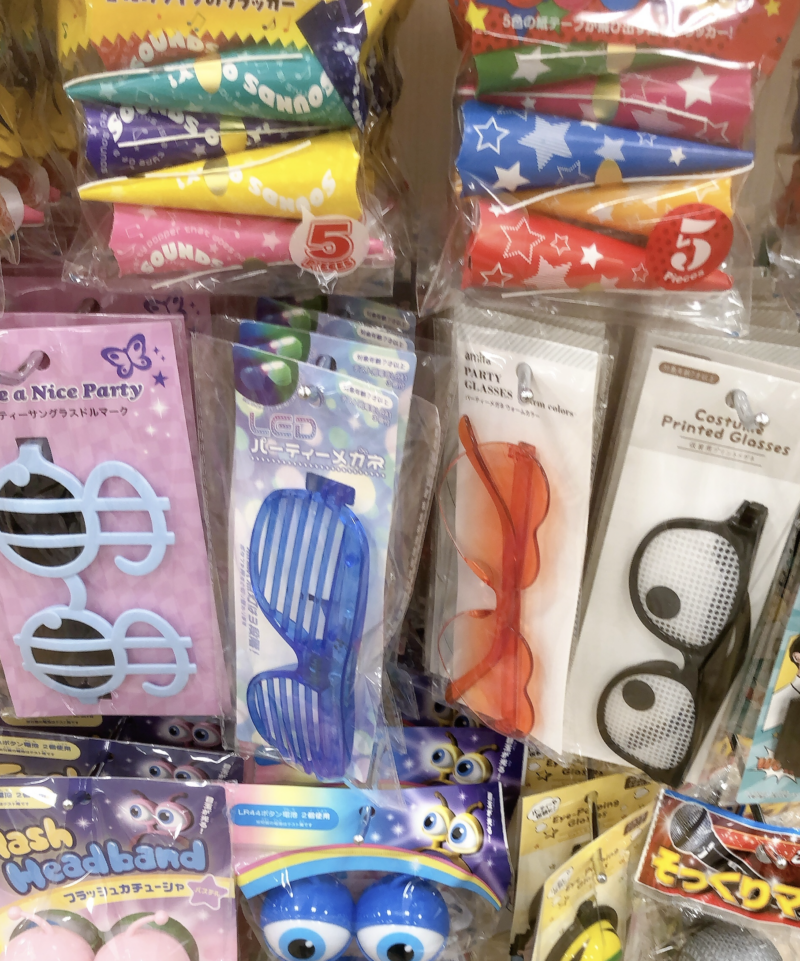 パーティメガネが売ってた売り場（セリア）