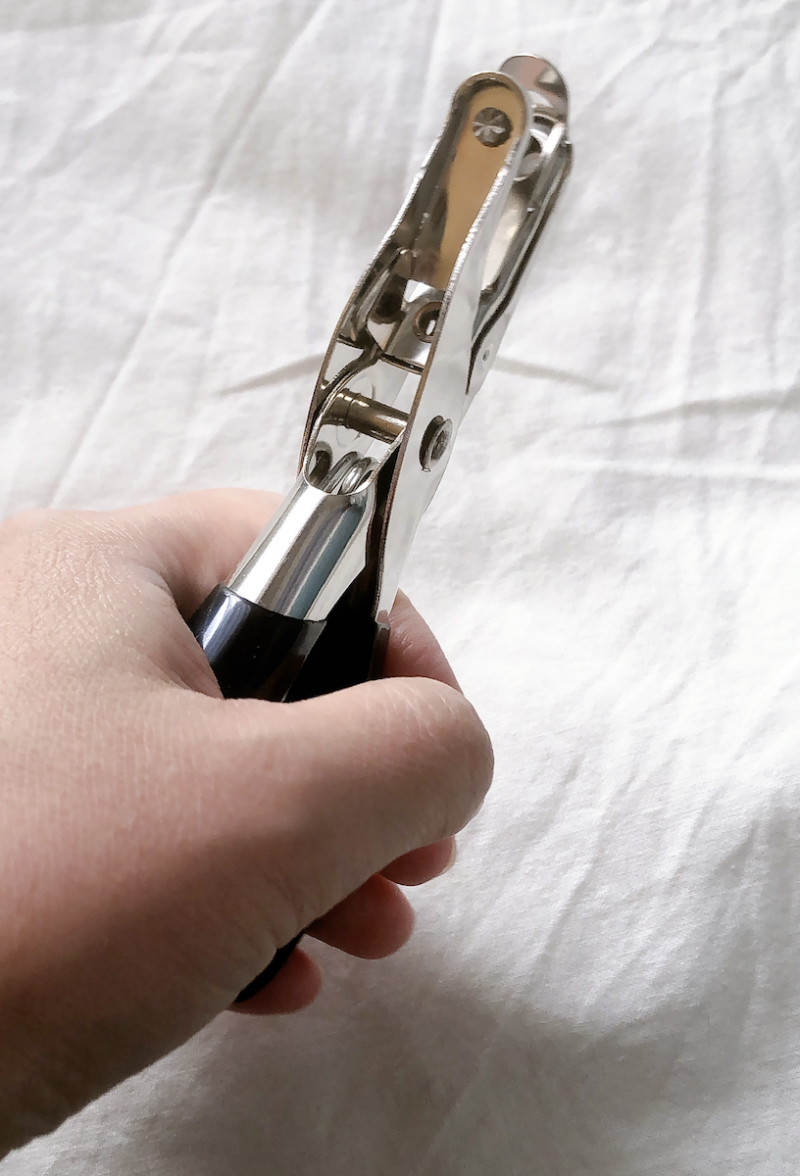 100均ダイソーで買った1穴ハンドパンチを使ってみた