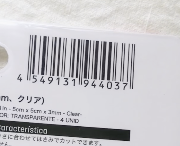 100均ダイソーで購入した耐震マット（クリア、4枚入り）