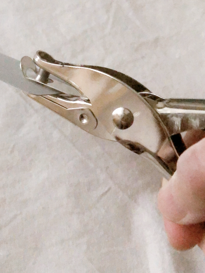 100均ダイソーで買った1穴ハンドパンチを使ってみた