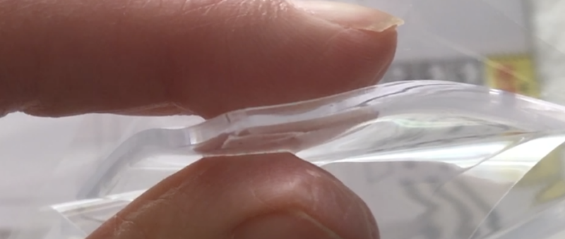 100均ダイソーで購入した耐震マット（クリア、4枚入り）