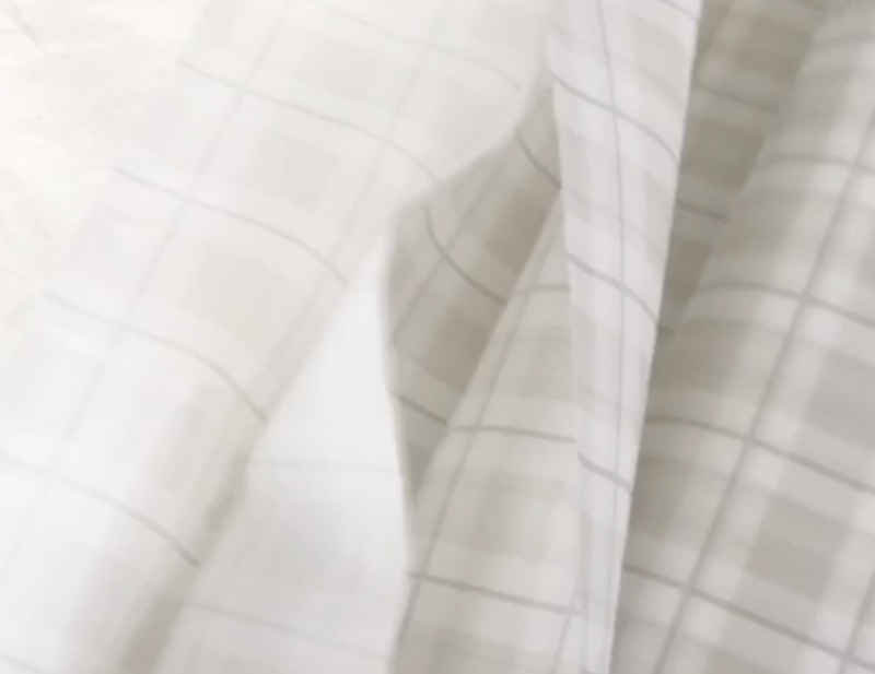 ダイソーで購入したチェック柄のテーブルクロス