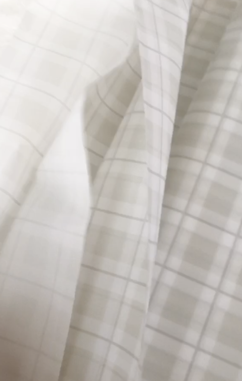 ダイソーで購入したチェック柄のテーブルクロス