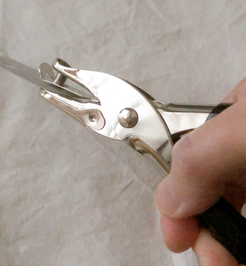 100均ダイソーで買った1穴ハンドパンチを使ってみた