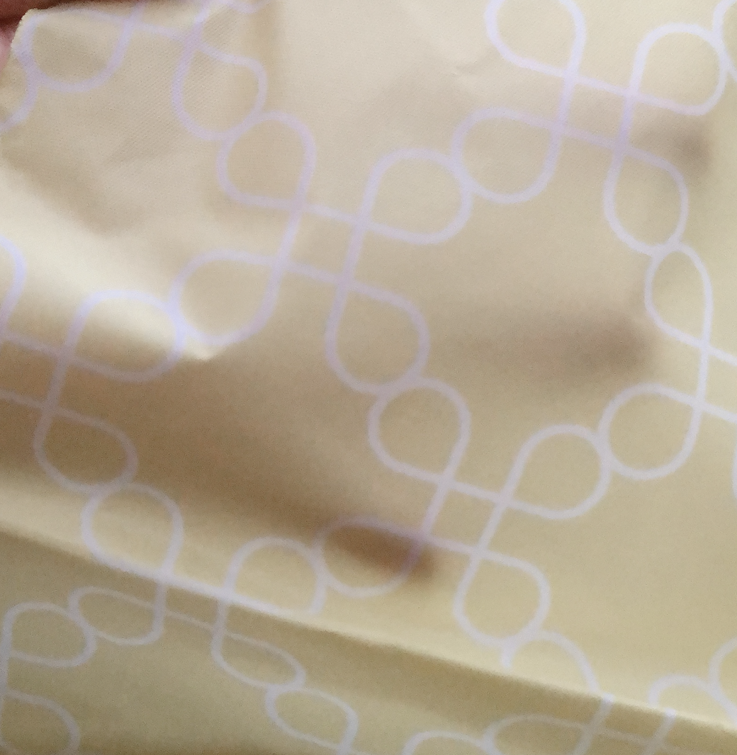 100均ダイソーで買った黄色いテーブルクロス（幾何学）