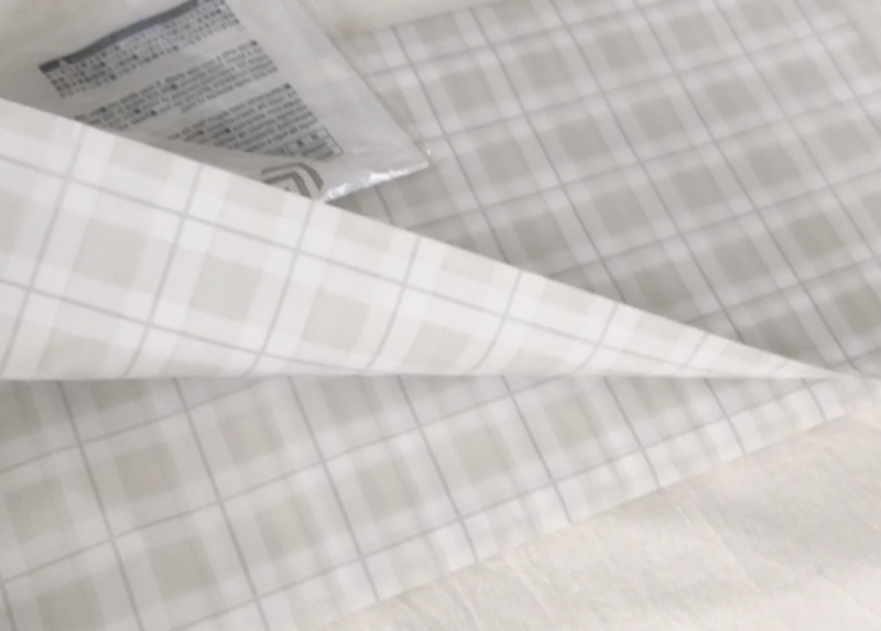 ダイソーで購入したチェック柄のテーブルクロス